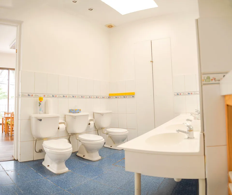 Baños a escala infantil, limpios e iluminados