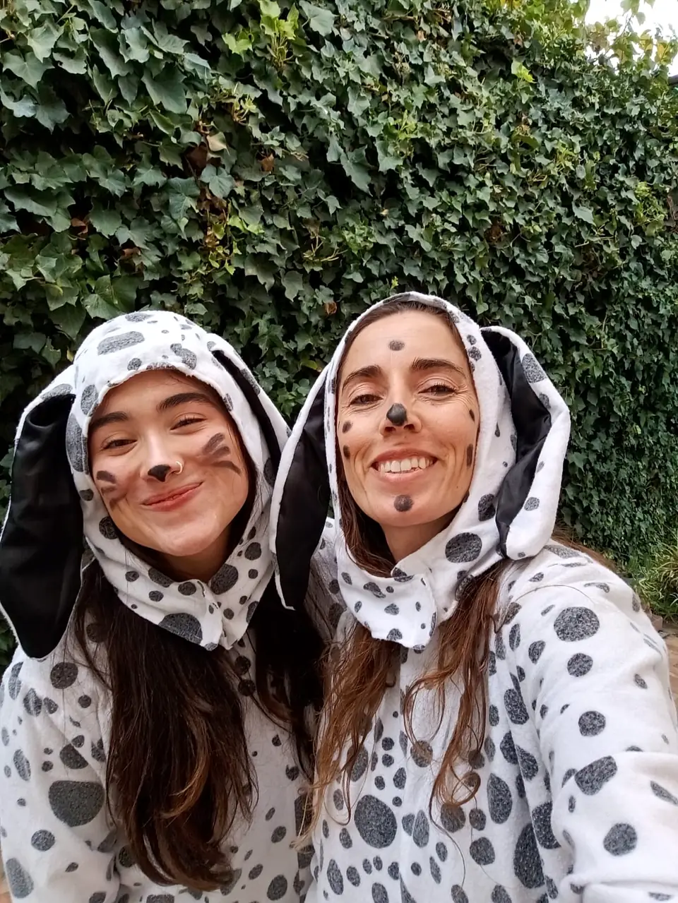 Dos educadoras de Nanai disfrazadas de dálmata en una celebración