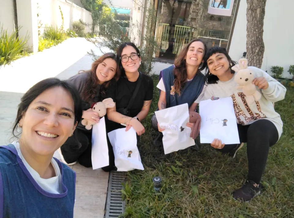 El equipo de educadoras de Nanai, sonriendo en el jardín