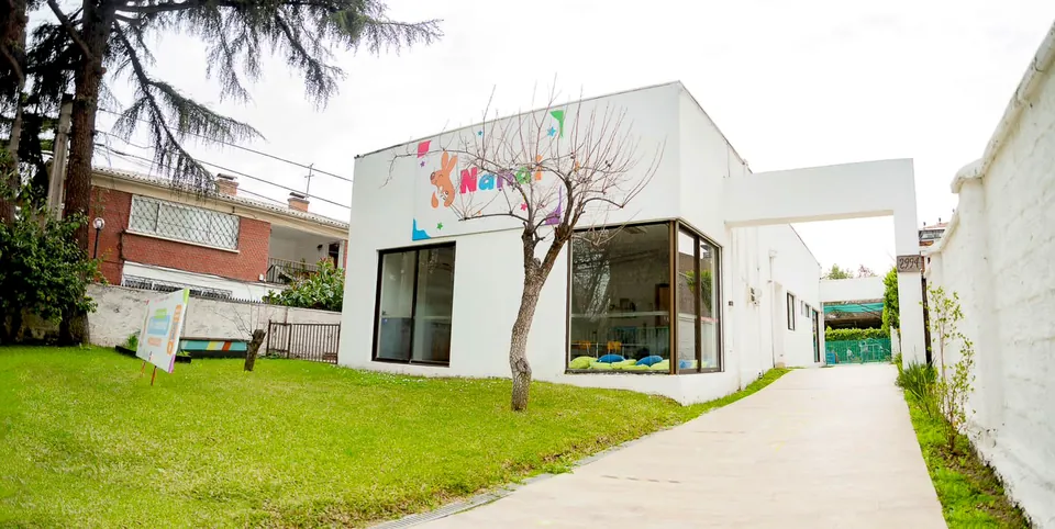 Fachada de la casa de Nanai, con su letrero, en Hernán Cortés 2994